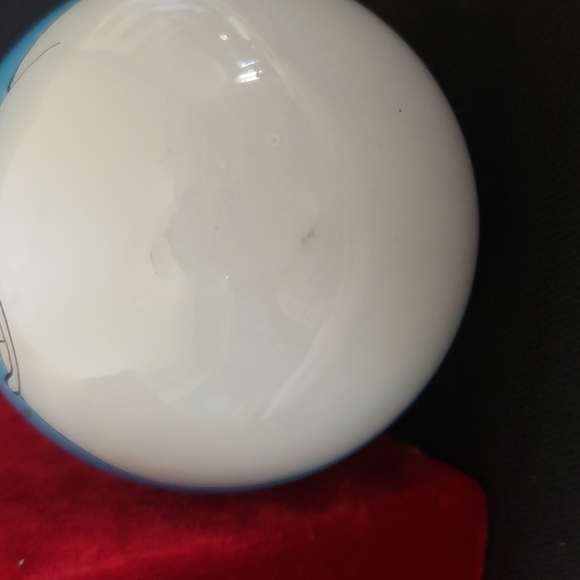 Skating Bear glass ornament in velvet box. - Picture 7 of 8